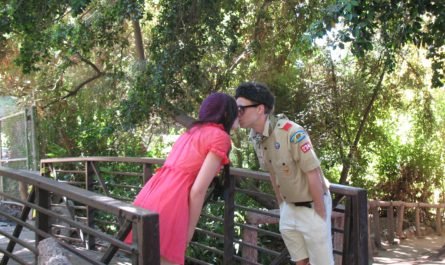 Couple kissing in Ferndell