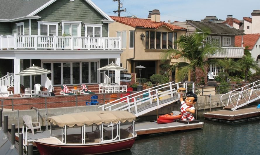 Paddleboarding along the canals in the gorgeous Naples Island in Long Beach