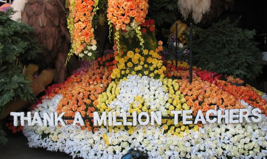 See a day-before photo of a Rose Parade float and the hundreds who are waiting to visit it