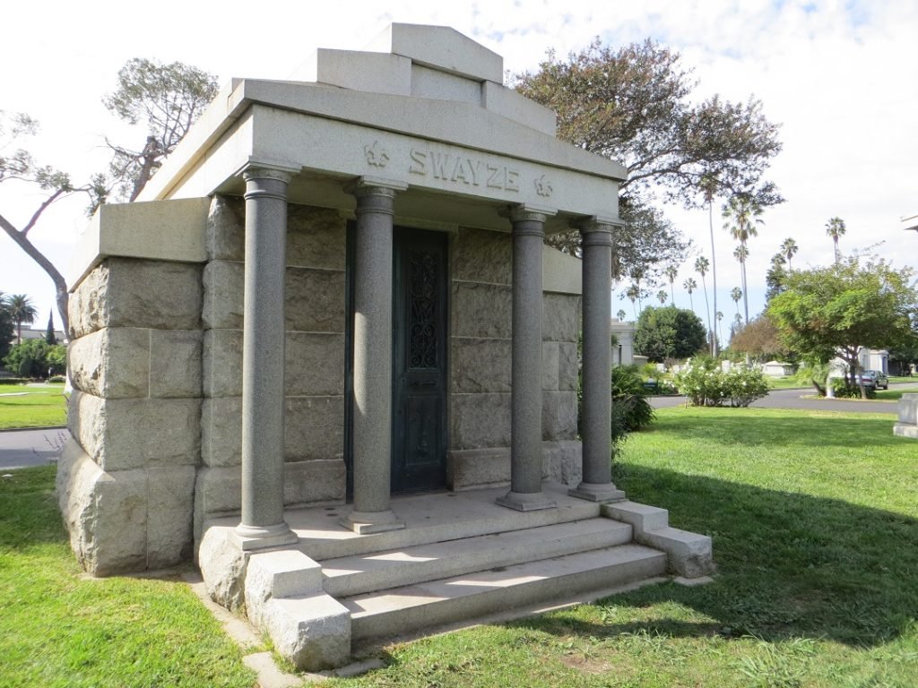 SWaze toom Hollywood Forever Cemetery