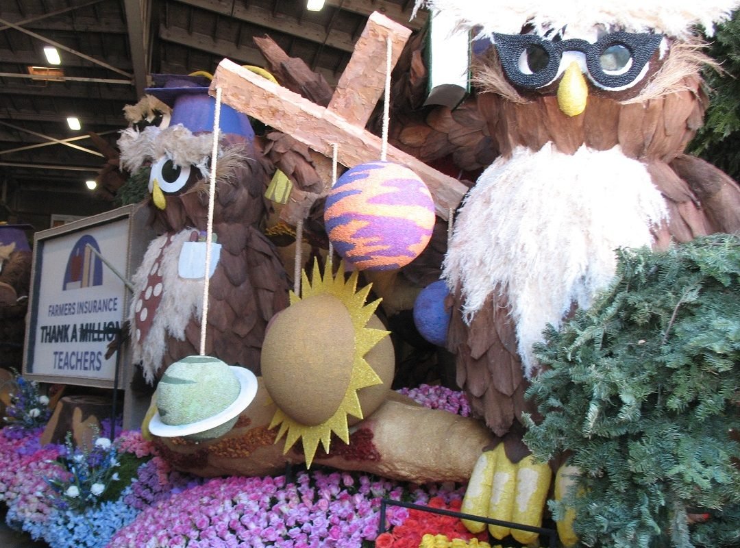 FArmers Insurance rose parade float