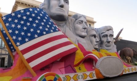 Mt Rushmore float for Rose Parade 2016