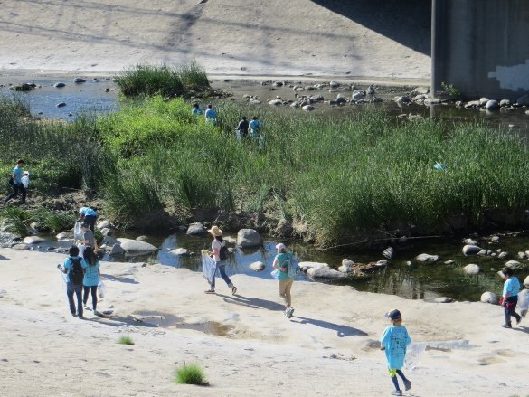 crowd of peoploe cleaning Los Angeles River