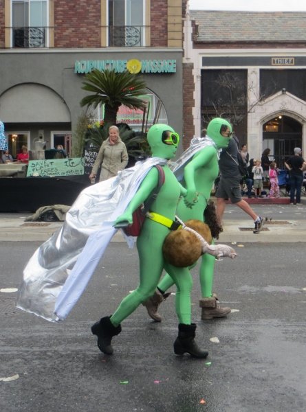 little green aliens