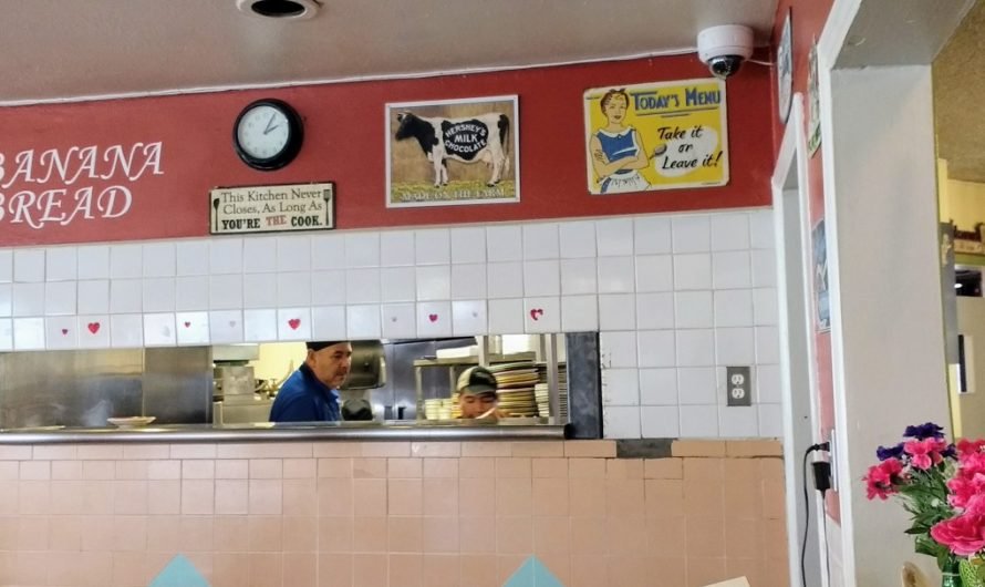 Go to ‘Le Reyn’ for delicious banana bread, a vegan ‘burger’ and an oddball interior