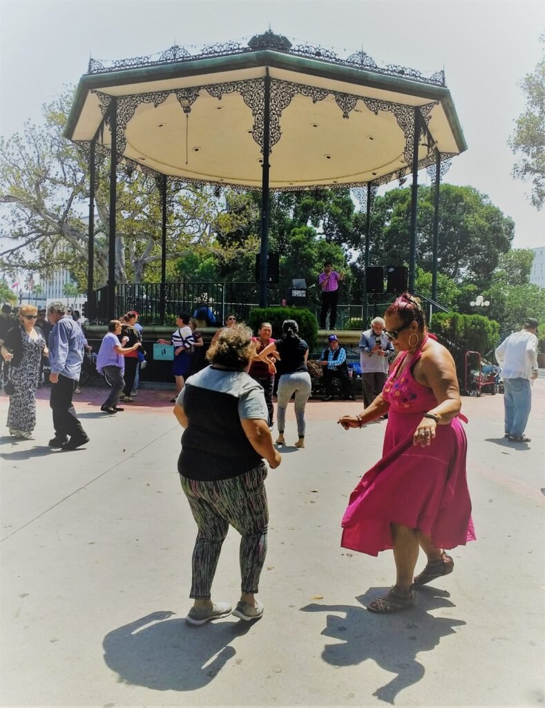 2 women dancing in Plaza on a Sunday